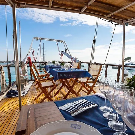 Botel Akos *