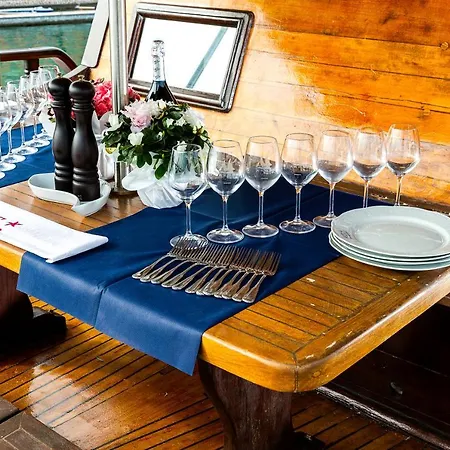 Botel Akos