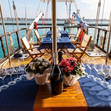 Akos Venice
