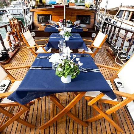 Botel Akos