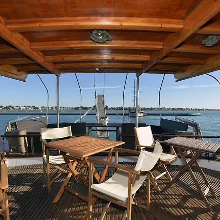 Venezia Boat & Breakfast Caicco Freedom Hotel en barco 2*