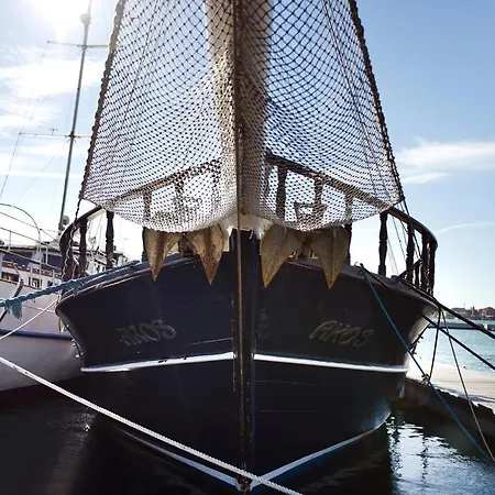Botel Akos *
