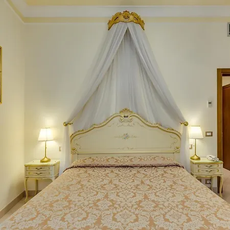 At Leonard Hotel Venecia