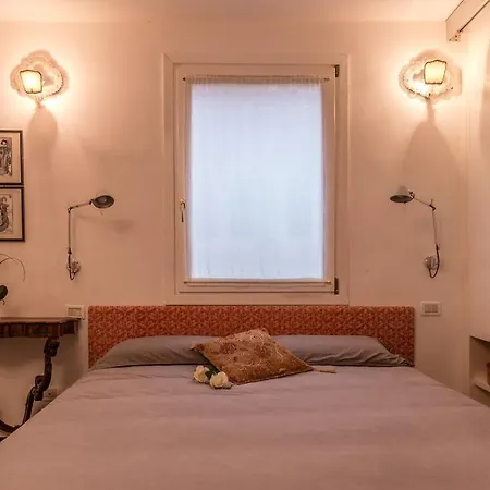 Apartment Gold And Red - The Venetian Style With Terrace