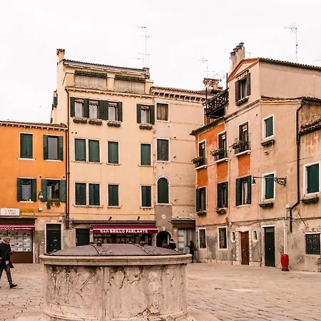 Apartment Gold And Red - The Venetian Style With Terrace *