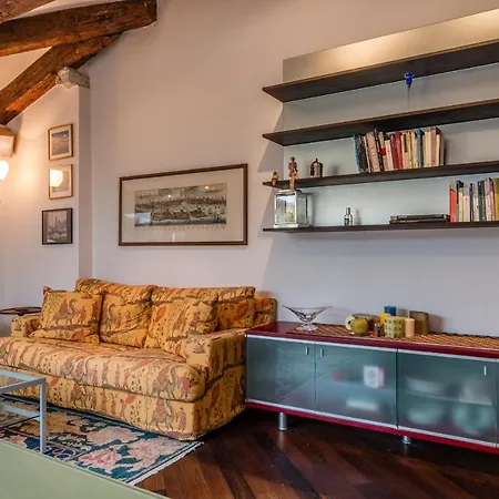 Gold And Red - The Venetian Style With Terrace Apartment *