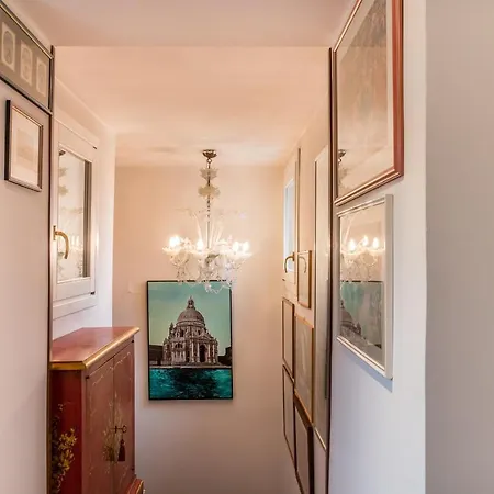 Gold And Red - The Venetian Style With Terrace Apartment *