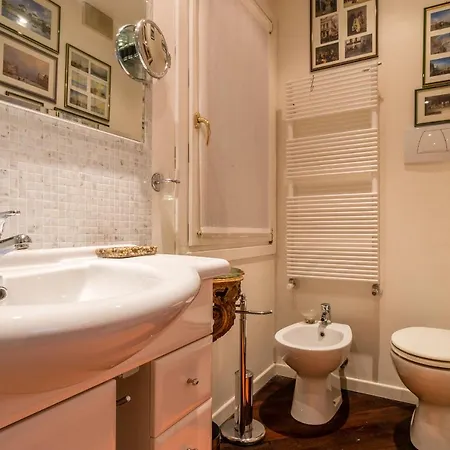 Gold And Red - The Venetian Style With Terrace Apartment