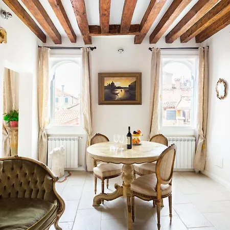 Michelle In Charming Apartment Venedig