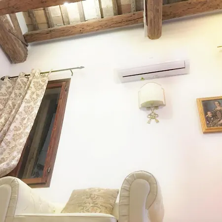Michelle In Charming Apartment Venedig