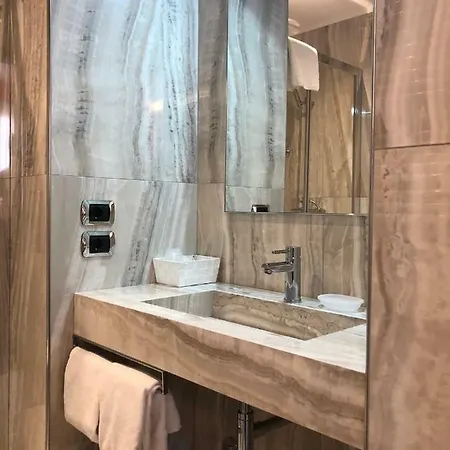 Hotel Leonardo 2*