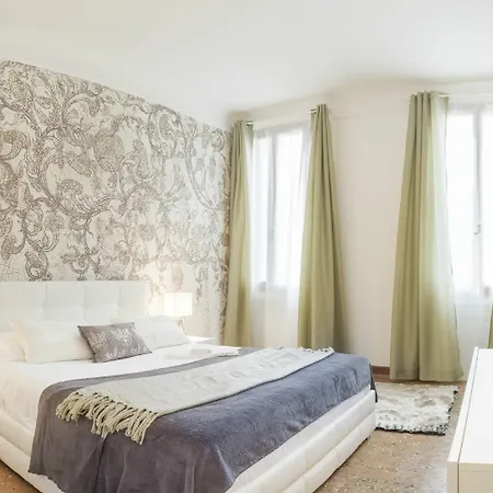 Santa Croce Apartment *