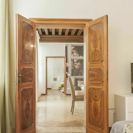 Santa Croce Apartment *