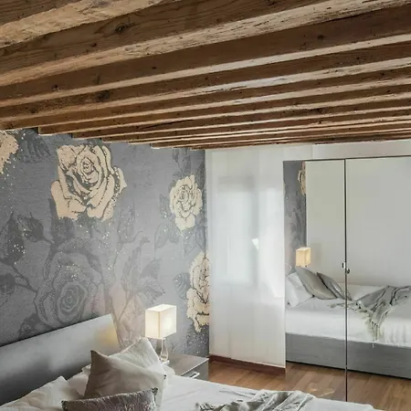 Santa Croce Apartment *
