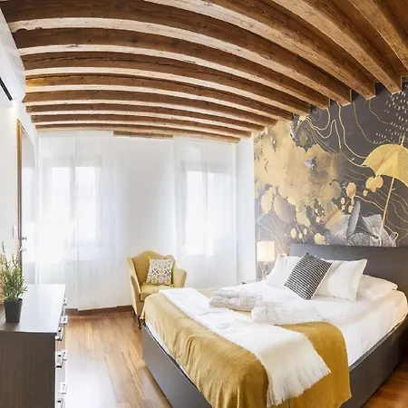 Santa Croce Apartment