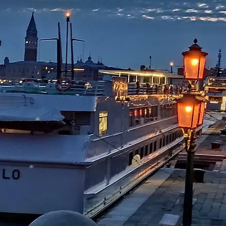 Susy Biennale - Canal View And Garden Apartment Venice