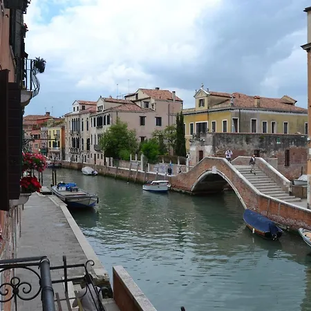 Apartment In Ai Carmini Venice