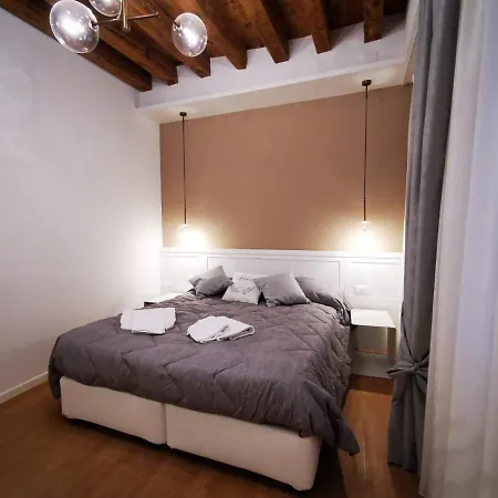 Deluxe 3 Bedrooom Flat In Rialto Venetië