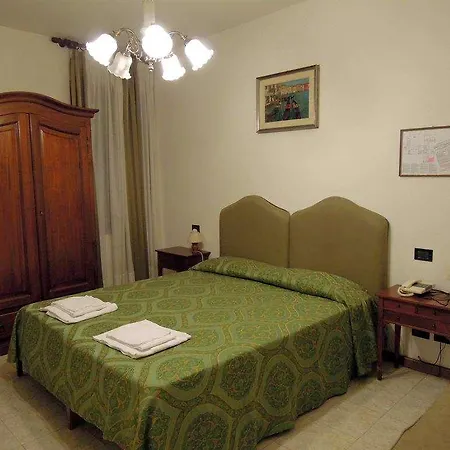 Iris Hotel 2*