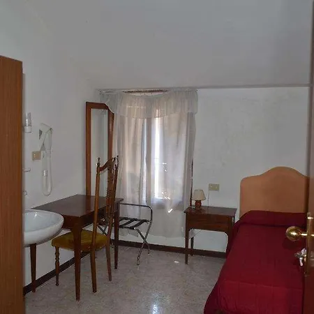 Iris Hotel 2*