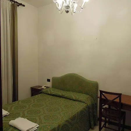 Iris Hotel 2*