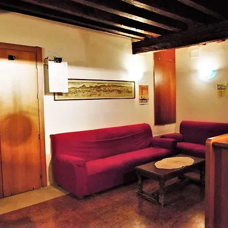 Iris Hotel 2*
