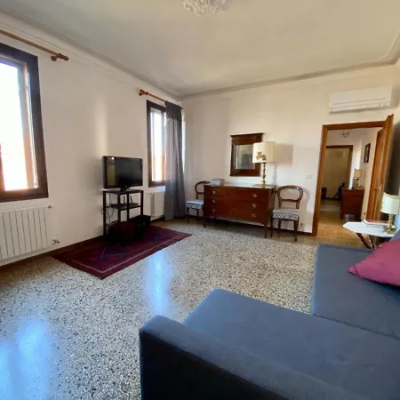 Calle San Giacomo Apartment *