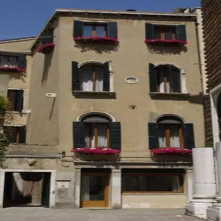 Couette-café La Locandiera 3*