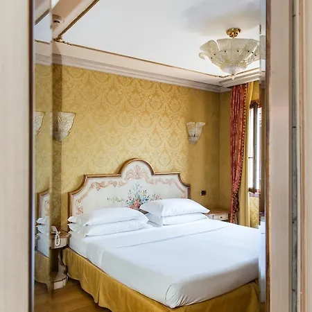 Nh Santa Lucia فندق 4*
