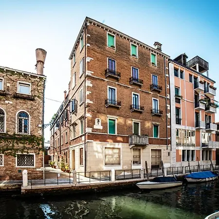 Salute Canal View Apartment Venice