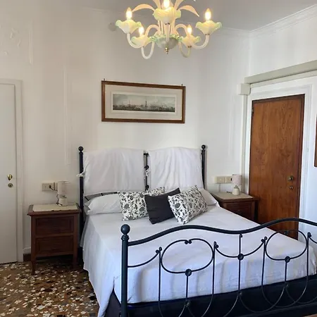 Al Teatro With Canal View Bed and breakfast *