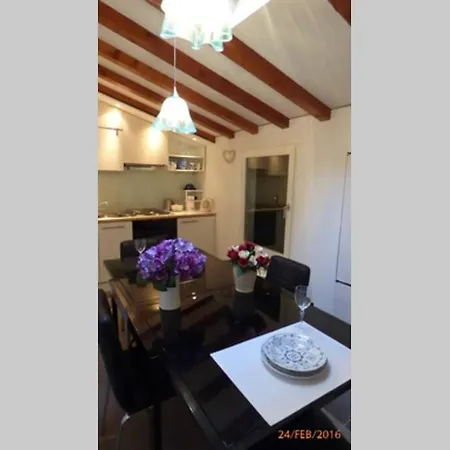 Charming House In Apartmán Benátky
