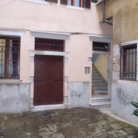 Delicious Near St. Square Apartamento *