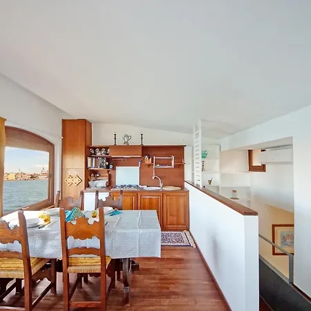 Dolcevita N 453 Canal View