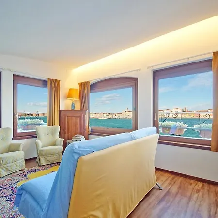 Dolcevita N 453 Canal View