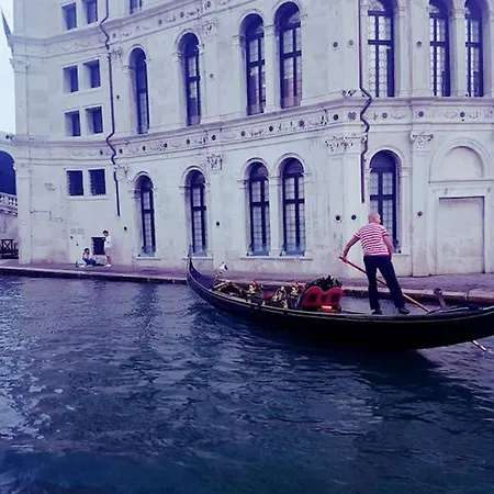 Large 3 Flat Rialto Apartment *