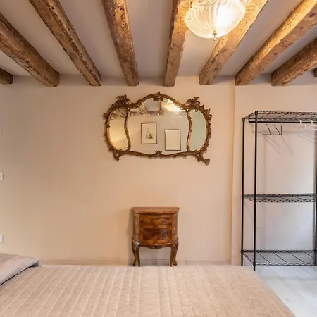 Apartment Andrea Flat 3rd Floor Venice