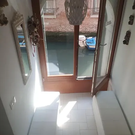 Apartment Gondola Show *