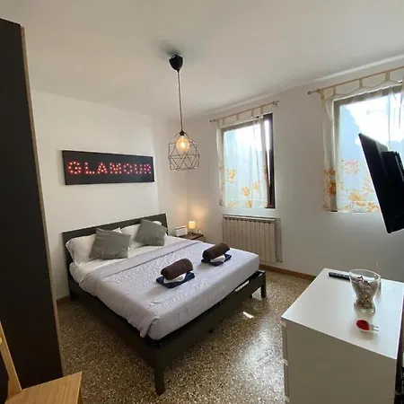 The Glamour Of San Marco Apartment *
