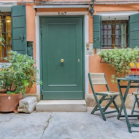 Lo Squero 1 The Secret Courtyard In Dorsoduro Venecia