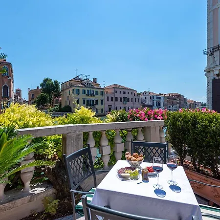 Ca' Dei Cuori On The Grand Canal *