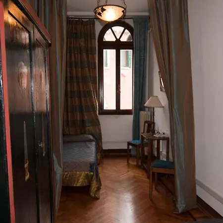 Apartment Charming Large Palazzo In Center For Up To 9 People