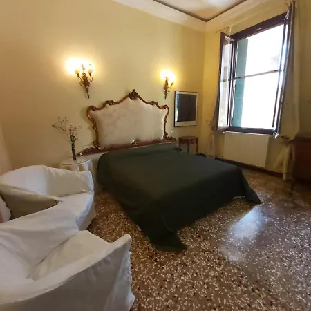 A Private Terrace In The Heart Of Venice