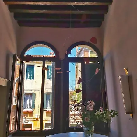 Gorgeous Venetian With Canal View Venice