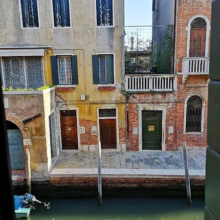 Gorgeous Venetian With Canal View *
