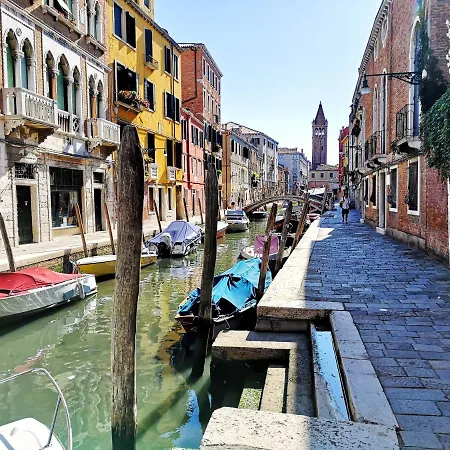 Gorgeous Venetian With Canal View Apartment *