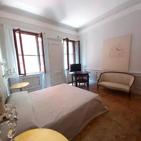 Gorgeous Venetian With Canal View Apartment Venice