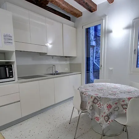 Guggenheim Next 10pax, Aircond, Wifi * Venice