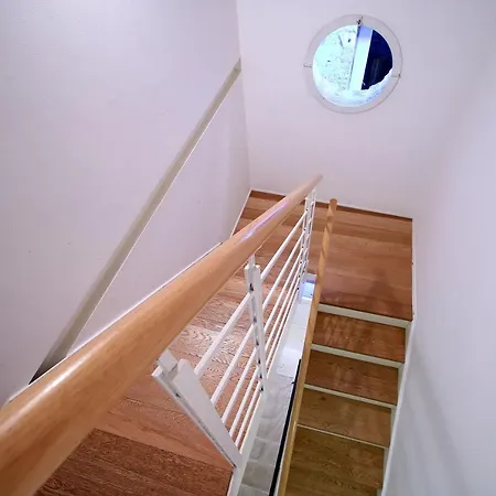 Guggenheim Next 10pax, Aircond, Wifi Apartment *