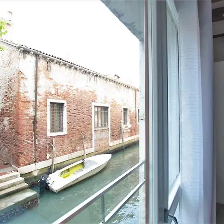Magno Luxury Canal View Apartment *